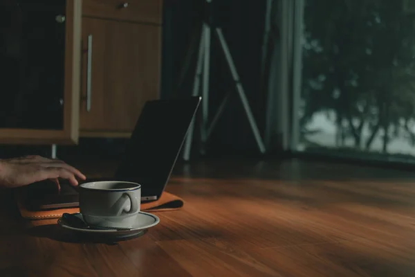 Laptop Und Kaffeetasse Auf Holzboden Mit Warmem Morgenlicht Konzept Der — Stockfoto