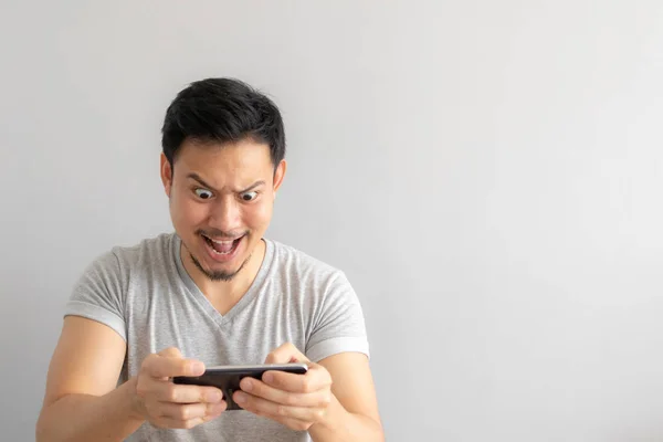 Asyalı Adamın Mobil Oyun Oynamak Için Bağımlısı Deli Komik Yüzü — Stok fotoğraf