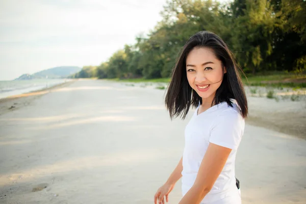 幸せなアジア女はビーチに散歩に行く — ストック写真