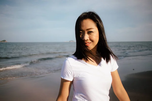 愉快的亚洲妇女享受日落光在海滩上 — 图库照片