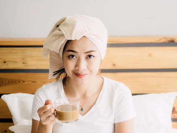 Zbliżenie Asian Kobieta Pić Poranną Kawę Zrelaksować Się Jej Łóżko — Zdjęcie stockowe