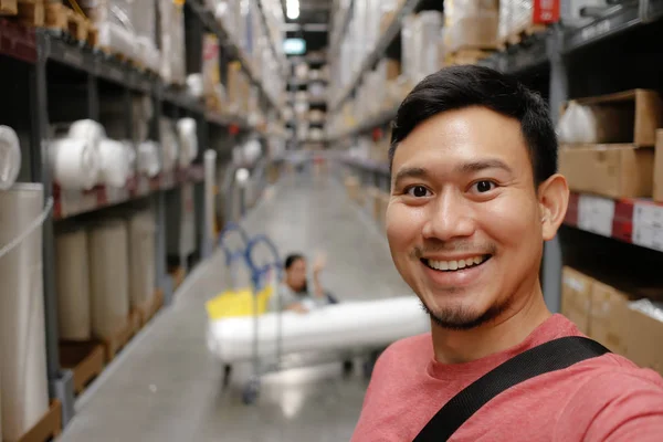 Funny Happy Face Asian Man Shopping Warehouse — Stock Photo, Image