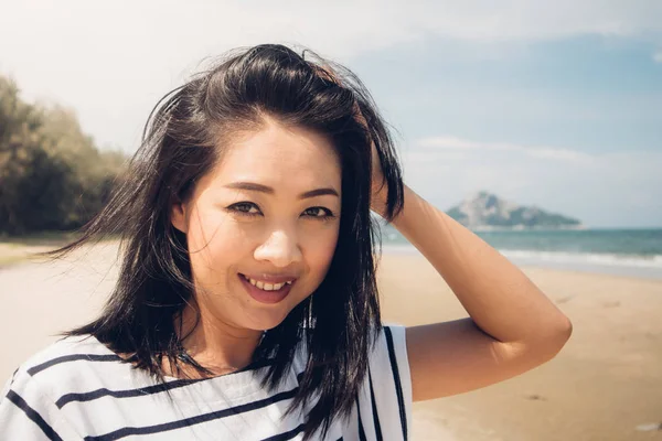 Glad Och Lekfull Asiatisk Kvinna Promenerar Stranden — Stockfoto