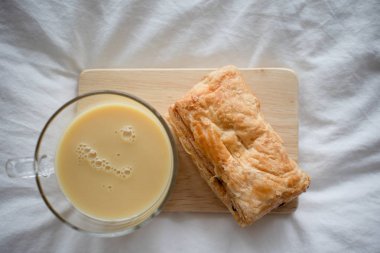 Mısır süt ile doldurulmuş puf böreği servis üzerinde.