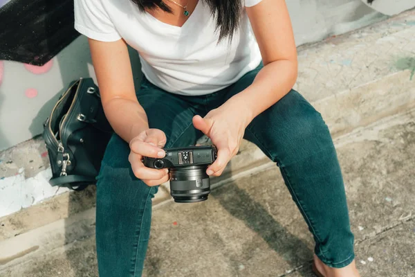 Azjatyckie Kobiety Uwielbiają Zdjęcie Nieznajomy Opuszczony Budynek — Zdjęcie stockowe