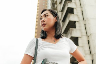 Asya turist kadın keşfetmek bina terk bilinmeyen bir.