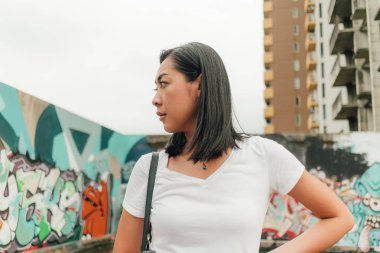 Asya turist kadın keşfetmek bina terk bilinmeyen bir.