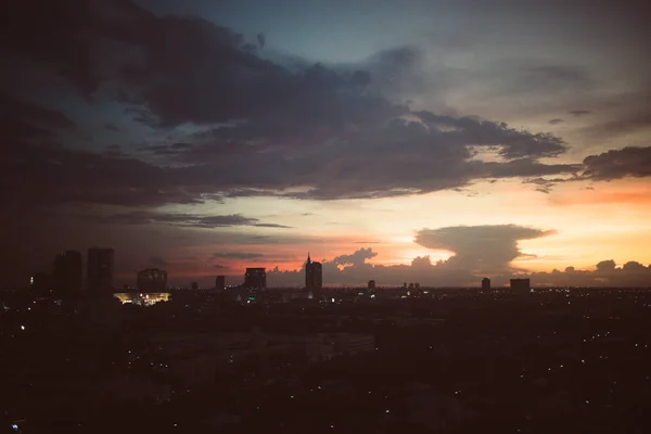 カラフルな雲と空都市景観に沈む夕日 — ストック写真