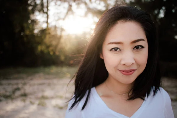 Gelukkig Mooi Aziatische Vrouw Lopen Buiten Samen Met Zand Pine — Stockfoto