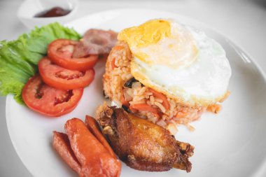 Amerikan kızarmış pilav popüler menü Tay gıda beyaz tabak üzerinde ayarlayın..