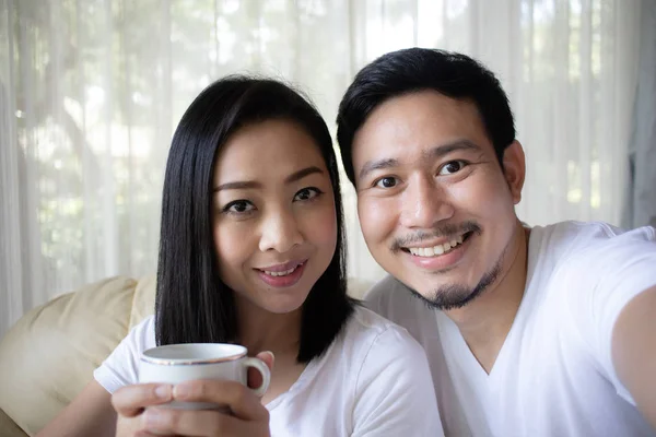 Close Van Aziatische Paar Minnaar Drinken Warme Koffie Ochtend — Stockfoto