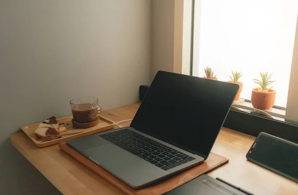 Kaffee Und Laptop Schreibtisch Warmen Licht — Stockfoto