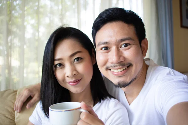 Close Van Aziatische Paar Minnaar Drinken Warme Koffie Ochtend — Stockfoto