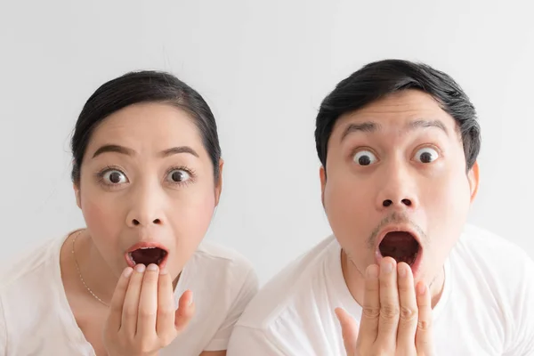 Förvånad Över Asiatiska Älskare Par Grimas Vit Shirt Och Vit — Stockfoto