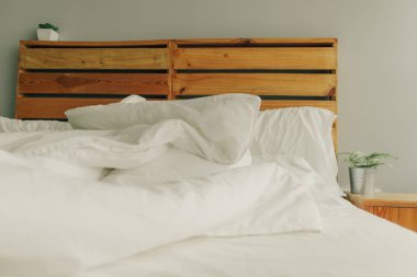 Loft tarzı ahşap karyola unmaking beyaz yatak.