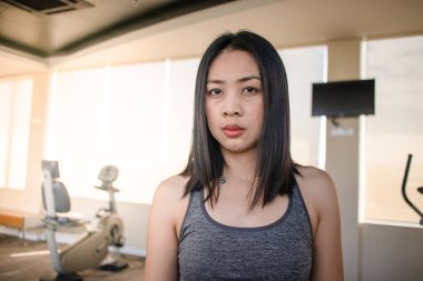 Sabahları fitness salonunda Asyalı kadın portresi.
