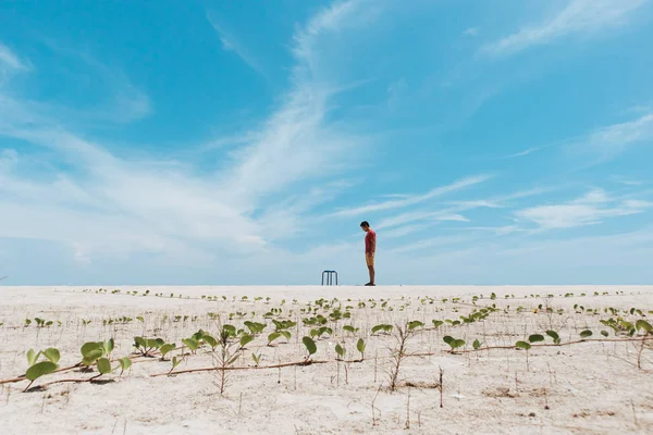 Homme Tient Sur Plage Sable Blanc Avec Ciel Bleu Vif — Photo