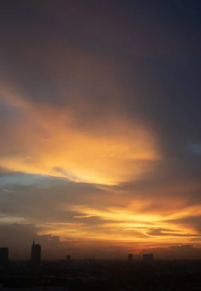 Hermoso Atardecer Dorado Cielo Nublado Sobre Ciudad —  Fotos de Stock