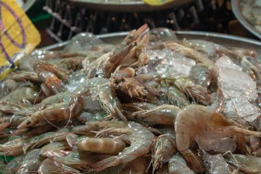 Taze çiğ karides Tayland taze Pazar satmak.