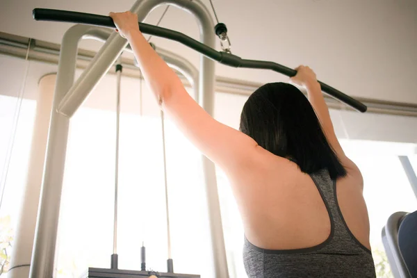 Asiatische Frau Workout Bankdrücken Kabelmaschine Der Fitness Studio — Stockfoto