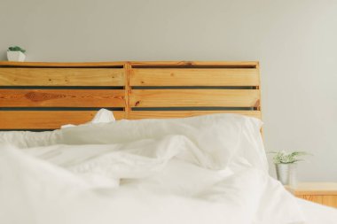 Loft tarzı ahşap karyola unmaking beyaz yatak.
