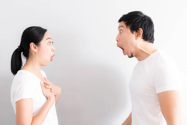 Schockiertes Und Überraschtes Gesicht Eines Asiatischen Paarliebhabers Weißen Shirt — Stockfoto