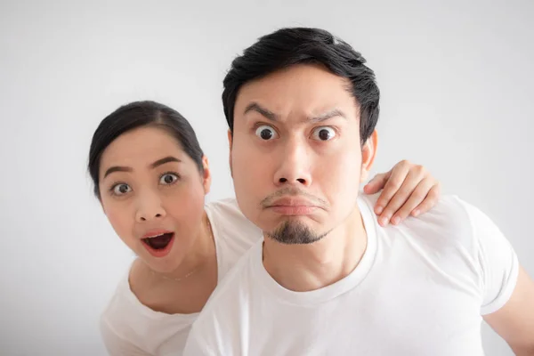 有趣的脸亚洲恋人夫妇在怀疑在一个令人难以置信的事情 他们正在看 — 图库照片