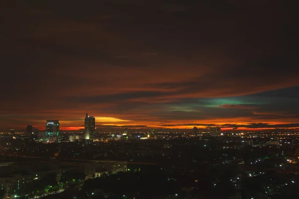 Crepúsculo Cielo Naranja Vivo Sobre Paisaje Urbano Bangkok —  Fotos de Stock