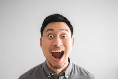 Vay ve sürpriz iyi seyir Asya adam komik yüz.