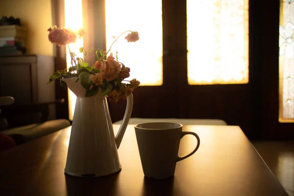 Eine Tasse Kaffee Warmen Morgenlicht Mit Blumenvase Auf Dem Tisch — Stockfoto