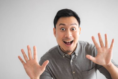 Bir el işareti işaret ile komik iyi görünümlü Asya adam mutlu yüz.