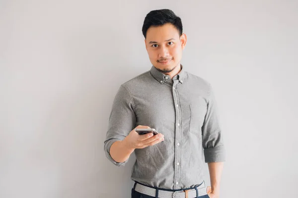 Glückliches Lächeln Gesicht Schöner Asiatischer Mann Nutzt Smartphone — Stockfoto