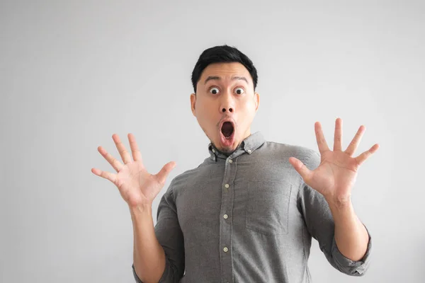 Vay ve sürpriz yüz el işareti işaret ile Asya adam yakışıklı komik.