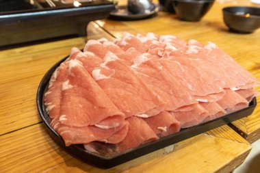 Taze ince dilimlenmiş biftek shabu Restoran tarzı görev.