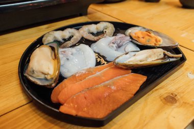 Taze deniz ürünleri kümesi shabu restoran tarzı görev.