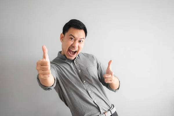 Glada Ansikte Roliga God Söker Asiatisk Man Med Hand Tecken — Stockfoto
