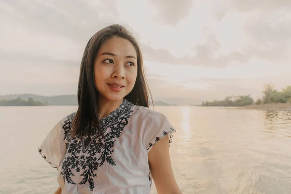 Asian Woman Tourist Admire Beautiful Nature Lake Warm Sunset Sky — Stock Photo, Image