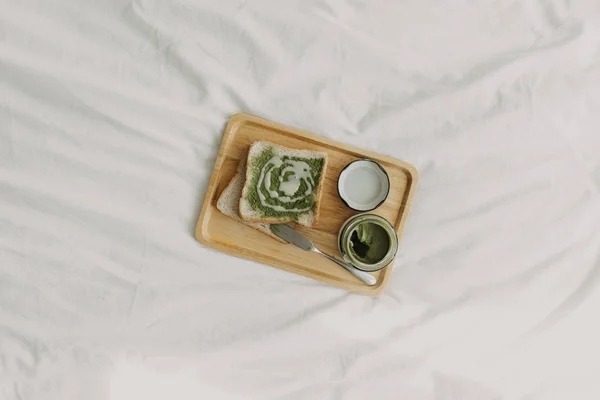 Pães Geléia Chá Verde Matcha Chapa Madeira Servida Lençol Branco — Fotografia de Stock