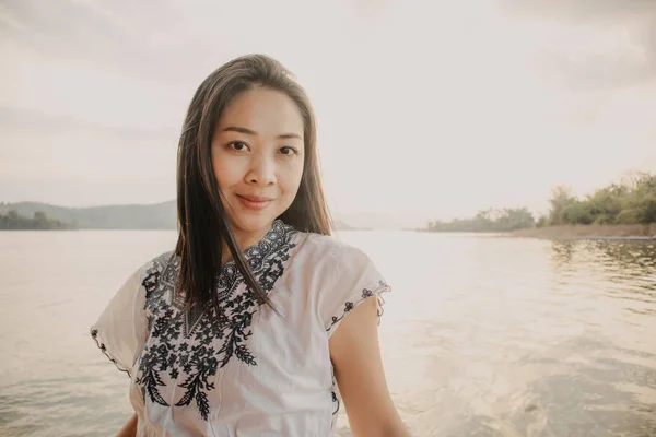 Asian Woman Tourist Admire Beautiful Nature Lake Warm Sunset Sky — Stock Photo, Image