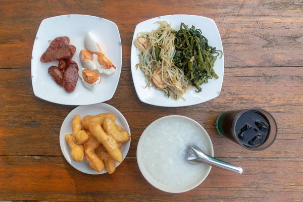 Üstten Görünüm Tayland Pirinç Yulaf Çorbası Kahvaltı Seti Ahşap Masaya — Stok fotoğraf