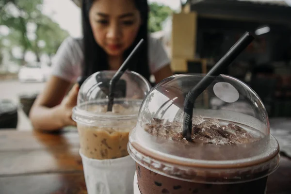 Kopi Dingin Dan Minuman Cokelat Dalam Cangkir Plastik Atas Meja — Stok Foto
