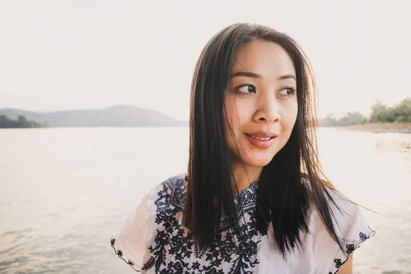 Asian Woman Tourist Admire Beautiful Nature Lake Warm Sunset Sky — Stock Photo, Image