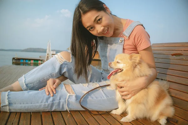 Feliz Asiático Mujer Disfrutar Relajarse Con Pomeranian Perro —  Fotos de Stock