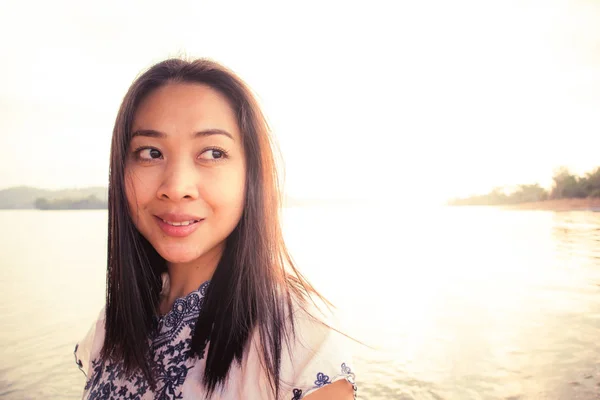 Азіатський Жінка Туристичних Захоплююся Красивою Природою Озера Теплий Захід Сонця — стокове фото