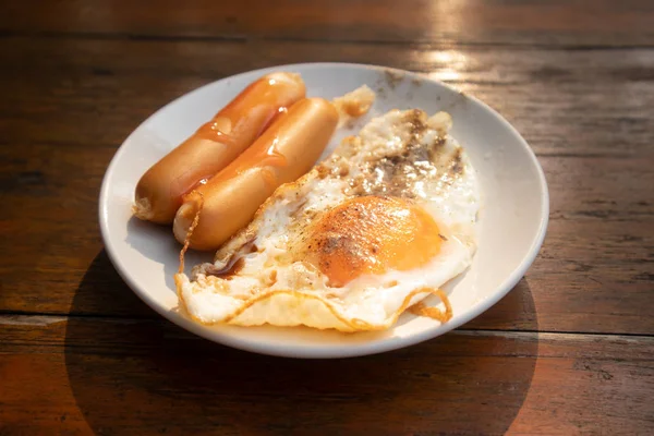 Fácil Conjunto Café Manhã Ovo Frito Salsichas Prato Branco — Fotografia de Stock