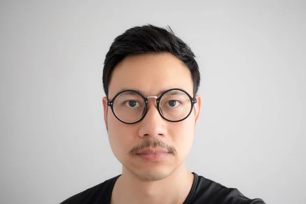 Normal Ansikte Asiatisk Nörd Kille Med Glasögon Och Mustasch Svart — Stockfoto