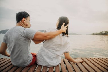 Komik ama romantik Asyalı çift sevgilisi öpmek için direnmek.