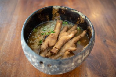 Erişte ile Tay tavuk ayak çorbası tay hindistan cevizi kase servis.