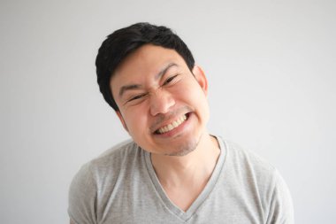 Gri t-shirt büyük bir masum gülümseme ile adamın çok mutlu komik yüzü