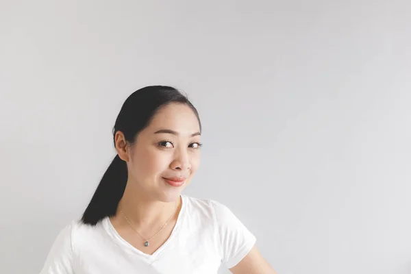 Η χαρούμενη γυναίκα με το λευκό μπλουζάκι βρήκε μια ιδέα και κοιτούσε το άδειο φόντο. Έννοια της χαρούμενη διαφήμιση ιδέα. — Φωτογραφία Αρχείου